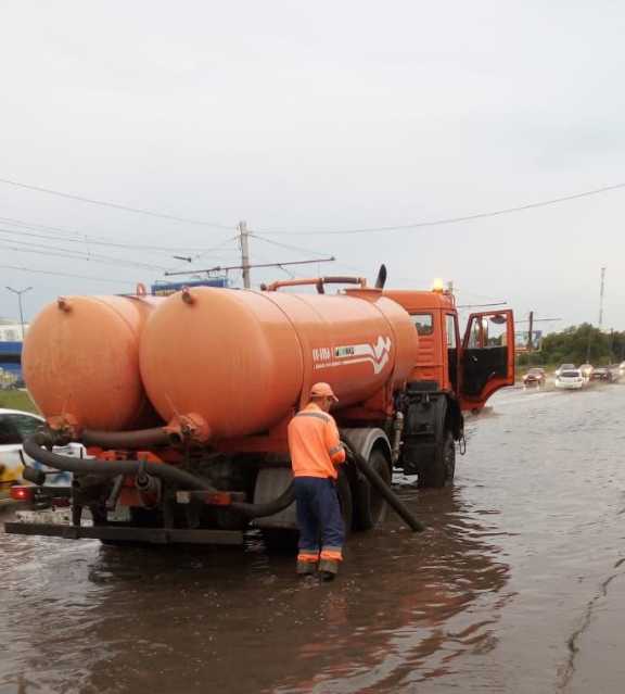 В Омске с дорог откачали 230 кубометров дождевой воды