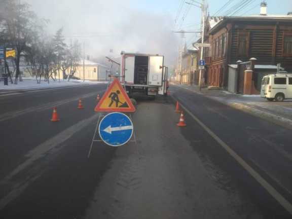 В Красноярске на улице Ленина перекрыли полосу дороги из-за работ на теплосетях