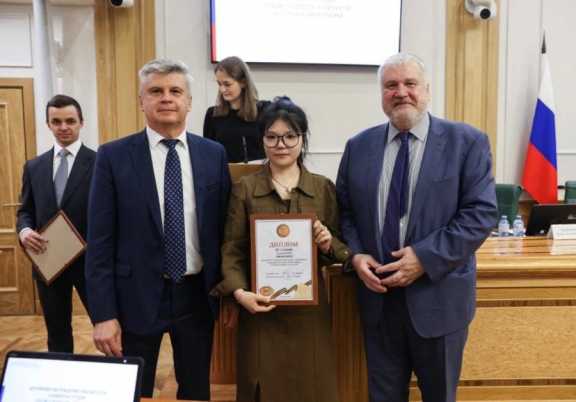 Китайская студентка Кемеровского вуза награждена в Совете Федерации 