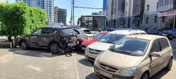 В Красноярске автобус врезался в 5 автомобилей