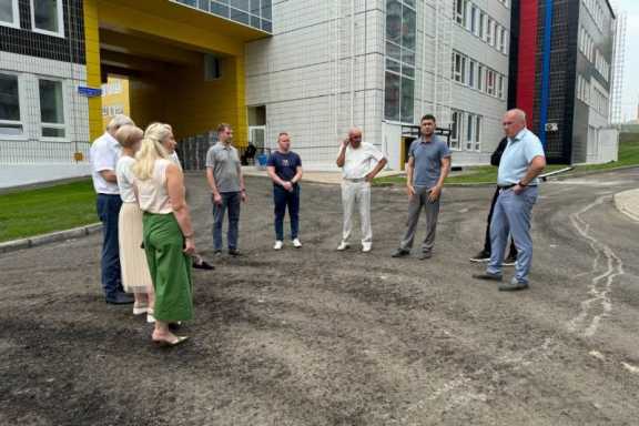 Единороссы проверили строительство школы в Солнечном