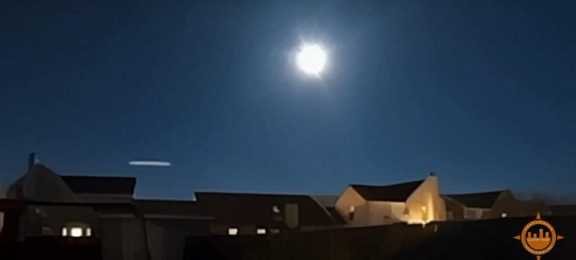 Жители Солнечного увидели непонятный летающий объект в небе Красноярска