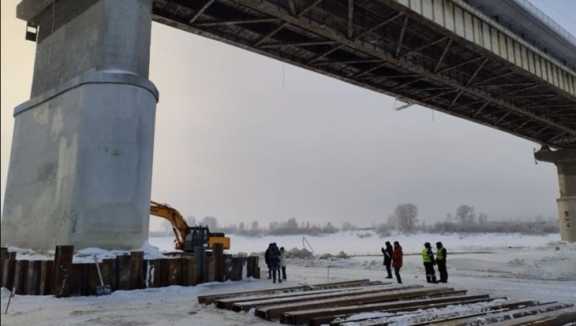 В Томске строители начали ремонт опор Коммунального моста под водой