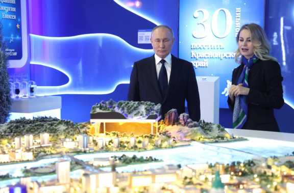 Путин посетил стенд Красноярского края на ВДНХ 