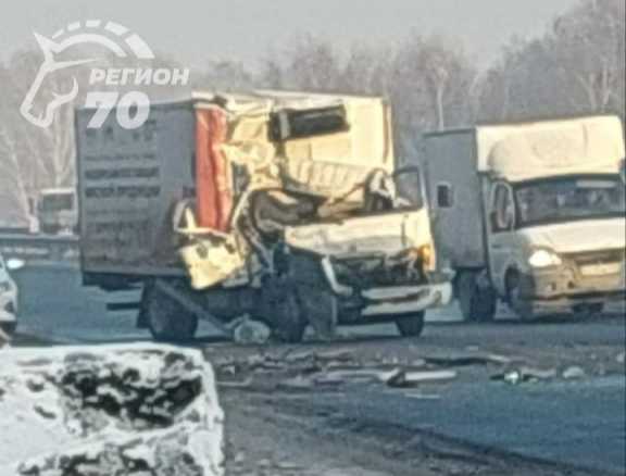 На новокузнецкой трассе грузовик протаранил томский автобус