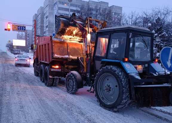 Более 100 дорожников Барнаула работаю в праздничные дни