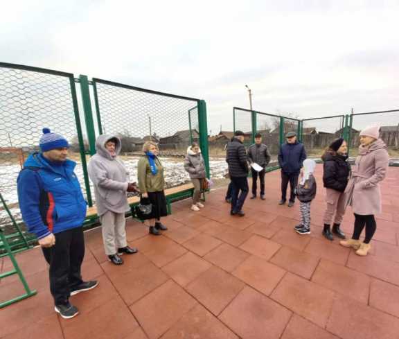 Единороссы Тасеевского района проверили строительство на спортплощадке в рамках партийного десанта