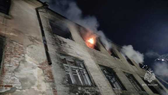 В Новосибирске идёт борьба с огнём в заброшенном здании