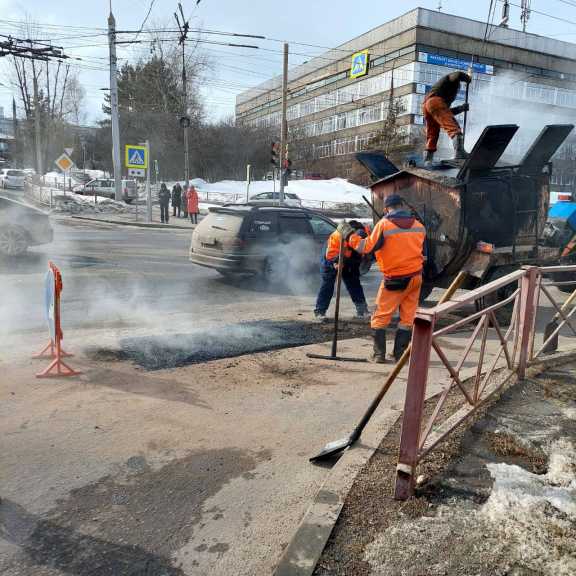 В Иркутске начали ремонтировать ямы на дорогах