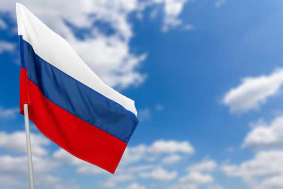 Кемеровчанку возмутило состояние флагов РФ возле спорткомплекса 