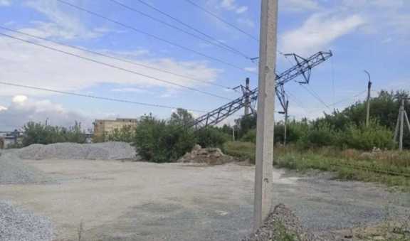 В Новосибирской области погрузчик врезался в опору ЛЭП и частично обесточил город