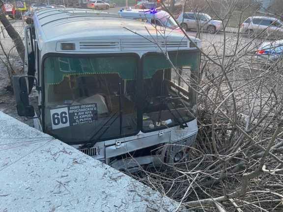 В Иркутске автобус столкнулся с пожарным авто