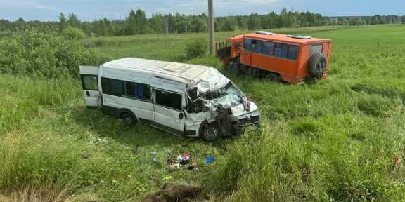 17 пассажиров пострадали в ДТП с маршруткой и грузовиком в Красноярском крае