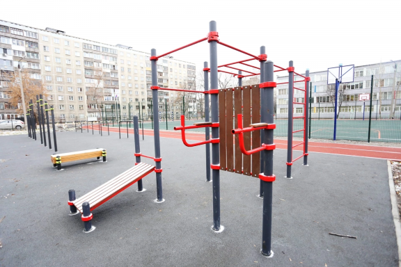 В Новосибирске у гимназии № 15 в построили спортивную площадку
