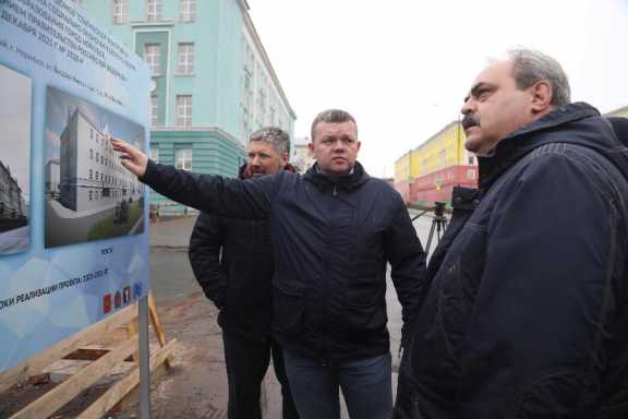 Депутат Госдумы РФ Алексей Веллер в рамках рабочего визита в Норильск осмотрел объекты реновации