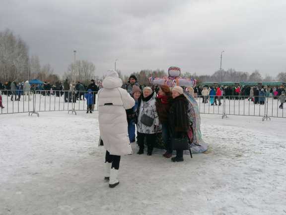В Красноярске проводили зиму концертом, блинами и костром