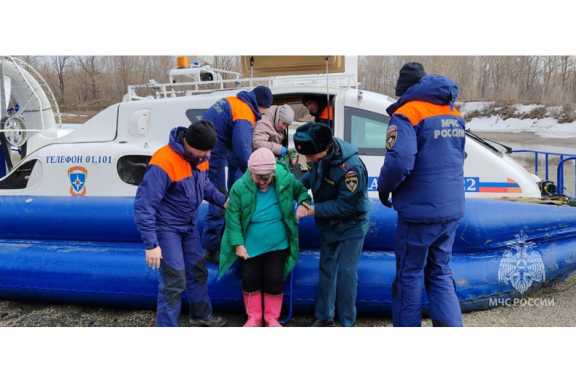 В Алтайском крае женщину пришлось эвакуировать в больницу на «подушке»