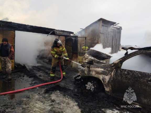 Еще один автомобиль вместе с гаражом сгорел в Красноярском крае