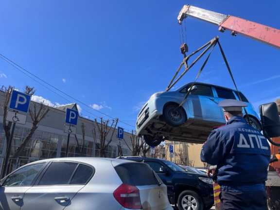 25 нарушений парковки зафиксировала ГИБДД в Красноярске за сутки