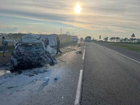 На объездной дороге Красноярска в лобовом столкновении с грузовиком погиб водитель «Тойоты»