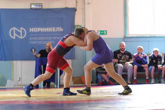 На юношеский борцовский турнир в Красноярском крае приехали участники из разных регионов Сибири