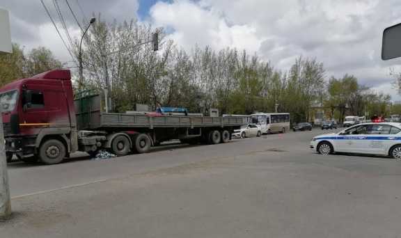 Пенсионер попал под грузовик в Красноярске