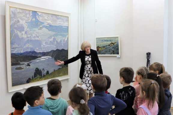 В Красноярске открыли художественную выставку к 160-летию судоходства на Енисее
