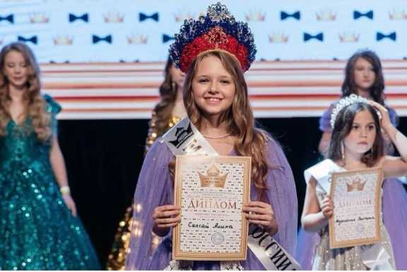 На конкурсе красоты в Москве маленькие красавицы из Красноярска завоевали титулы
