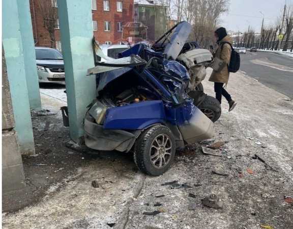 В Красноярске водитель автокрана устроил ДТП