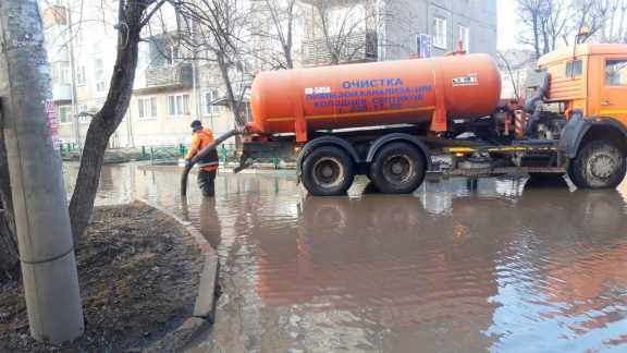 С красноярских улиц откачивают воду