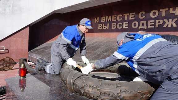 В столице Кузбасса прошло техобслуживание мемориалов с Вечными огнями 