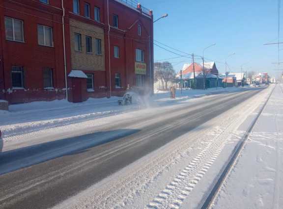 Омичам напомнили о запрете выгребать снег с участков на дороги