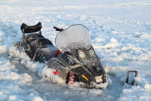 Снегоход провалился под лёд на Красноярском водохранилище