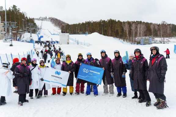 В Красноярске на старт корпоративного турнира по горным лыжам и сноуборду вышли  200 человек
