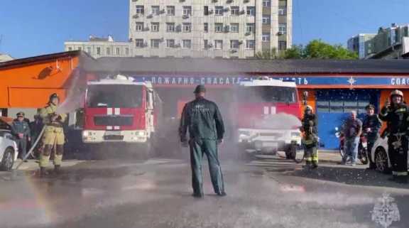 В Алтайском крае пожарника необычно проводили на пенсию