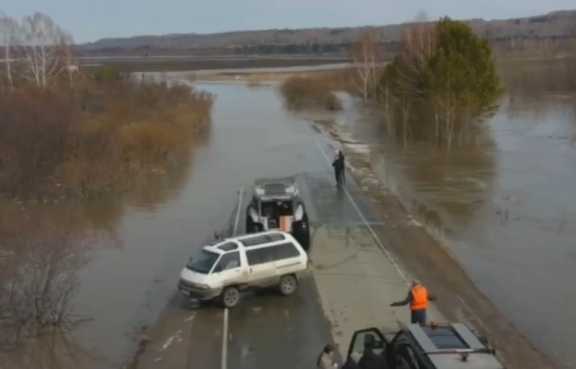 В селе Томской области уровень воды в реке поднялся выше опасной отметки 