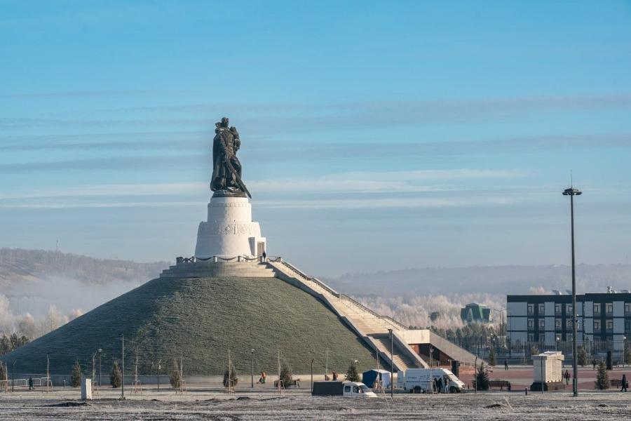 Монумент начало. Поселок Боровский парк памятник воину-освободителю. Памятник в Кузбассе Масалову где находится.