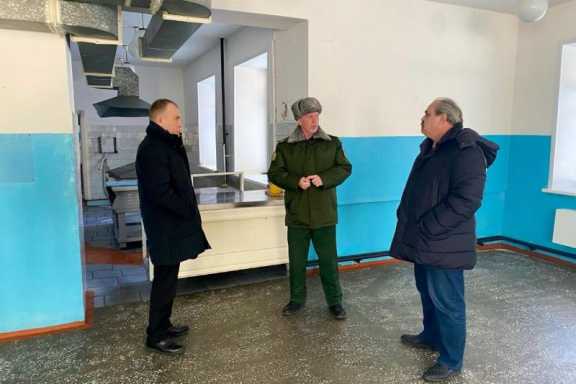 Алексей Веллер обсудил подготовку к капитальному ремонту Лесосибирского кадетского корпуса