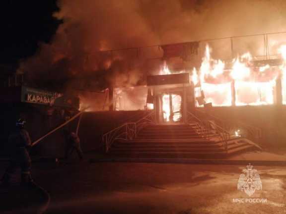 Ночью в Иркутской области сгорело ТЦ и кафе