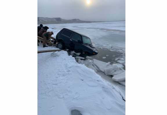 В Иркутской области под лёд провалился автомобиль