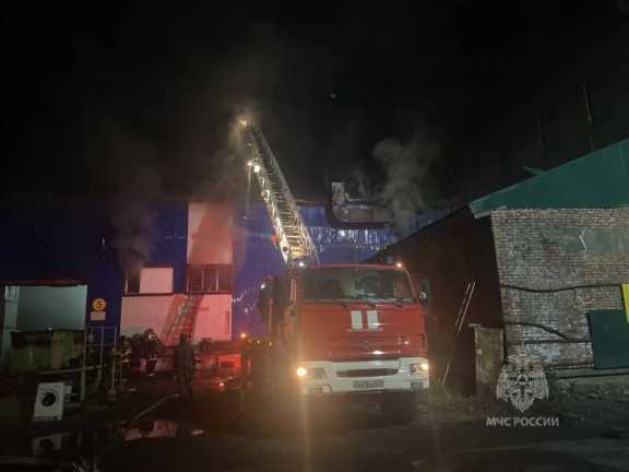 Целую ночь ликвидировали пожар в гаражном комплексе Норильска