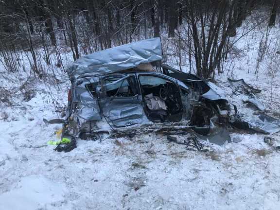 В Красноярском крае легковушка въехала в КАМАЗ, 2 человека погибли