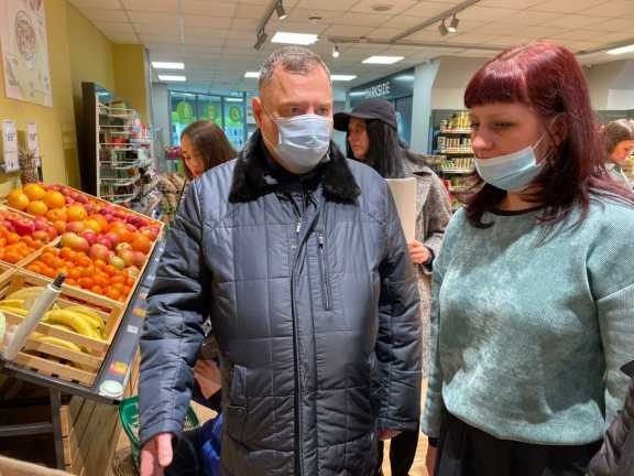 Юрий Швыткин проверил цены в магазинах Красноярска