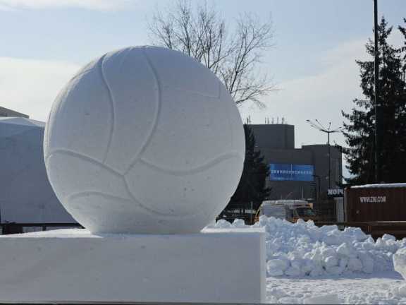Волейбольный мяч из снега появился на площади Мира в Красноярске