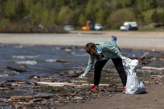 Волонтёры из Новосибирска очистили от мусора берег Обского моря