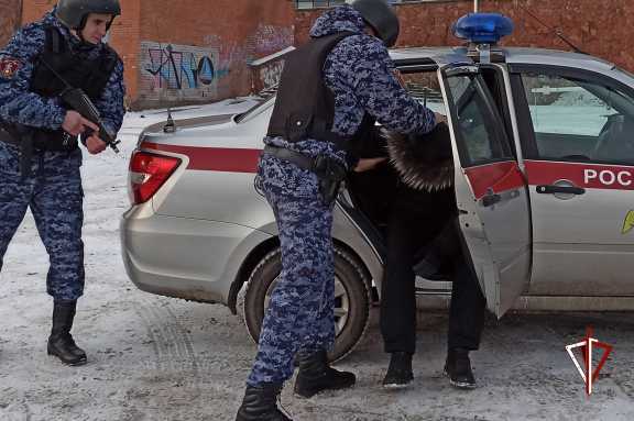 В Красноярске задержали мужчину, находящегося в розыске