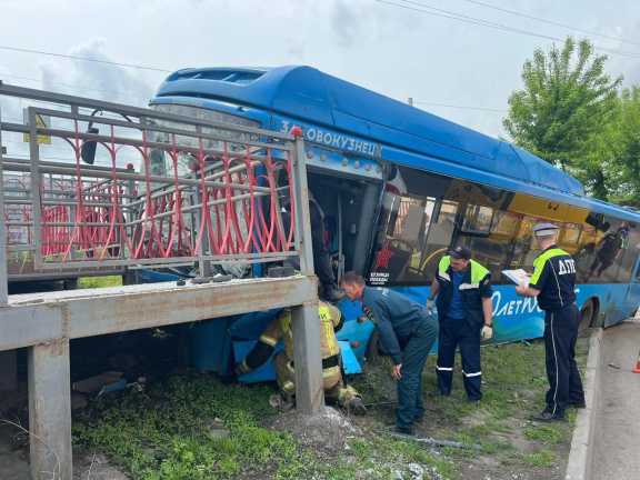 В Кузбассе пассажирский автобус попал в ДТП, пострадали люди 