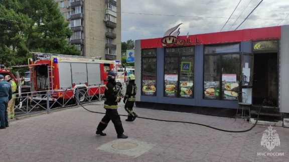 В Новосибирске загорелся киоск с шаурмой