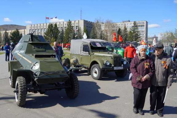 Красноярский цементный завод поддержал проведение выставки ретроавтомобилей и мотоциклов