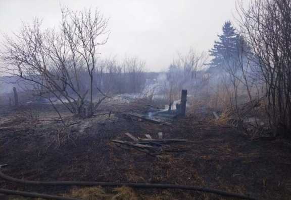 В Красноярском крае загорелись заброшенные дачи 